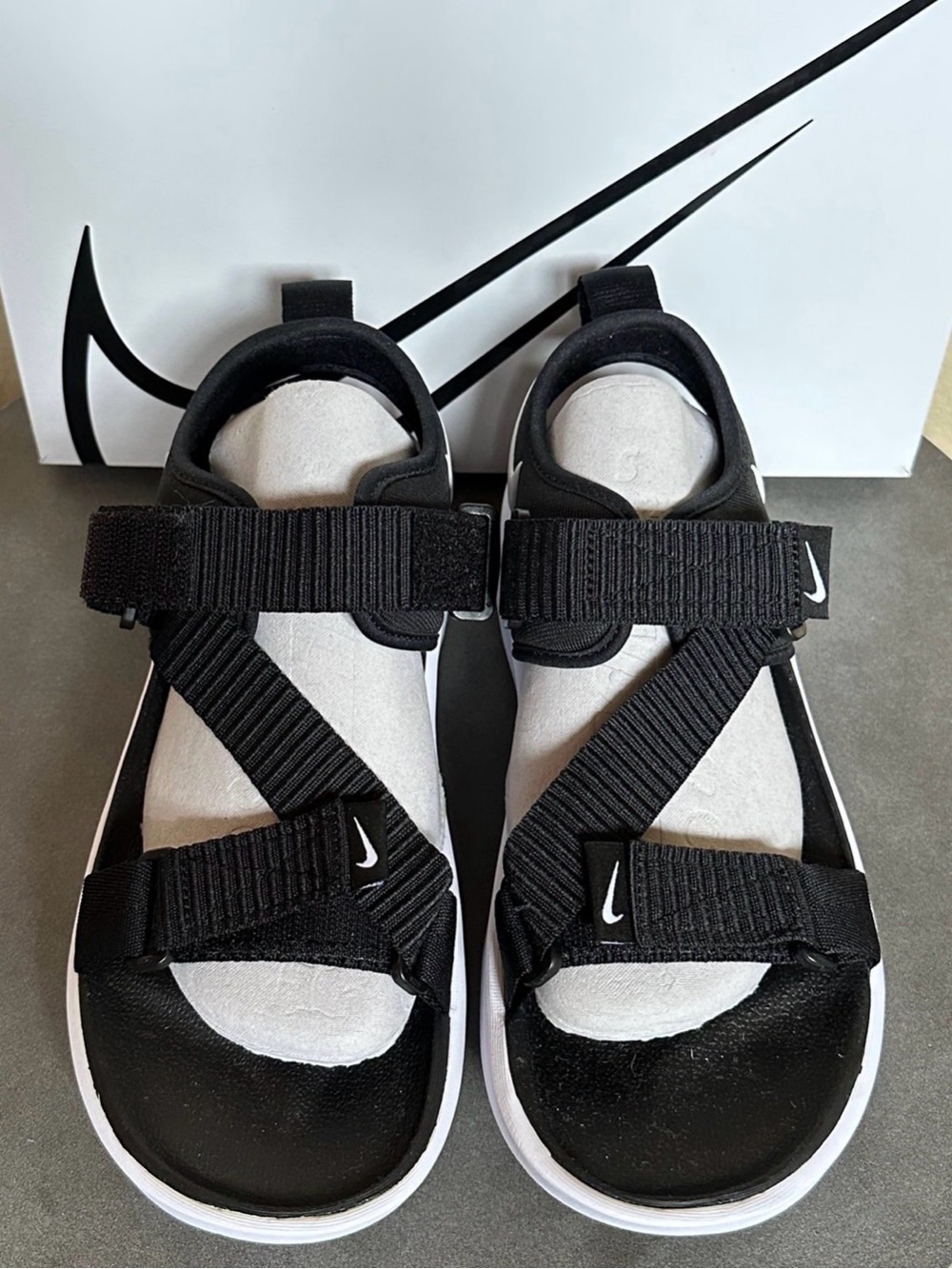 NEW Nike Women’s Vista Casual Sandals Size 8 Black Logo Swoosh Shoes - Picture 4 of 8